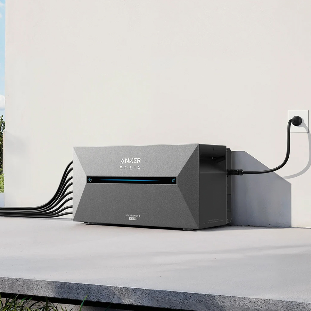 Anker Solarspeicher auf Tisch neben Steckdose
