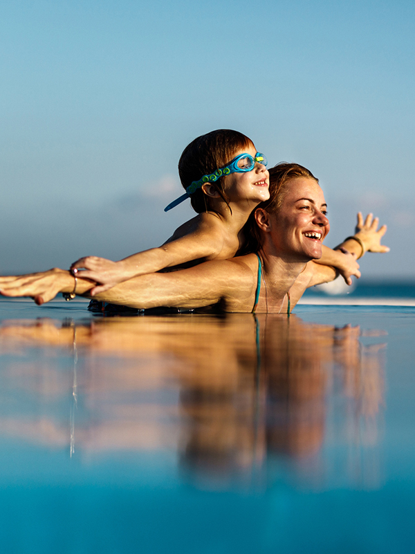 Zwei Kinder im Wasser mit Taucherbrillen