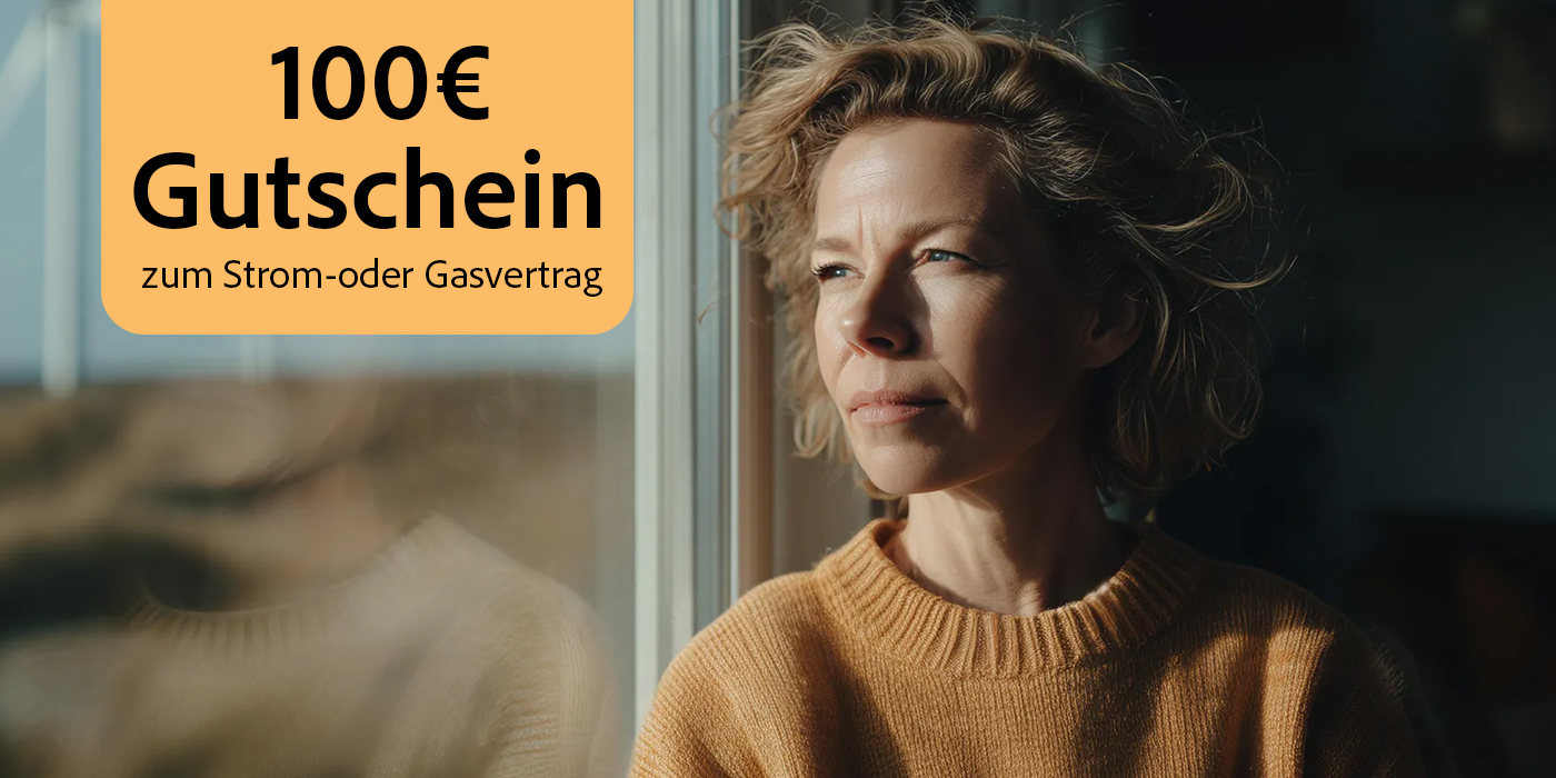 Frau am Fenster mit 100€ Gutschein für Strom- oder Gasvertrag