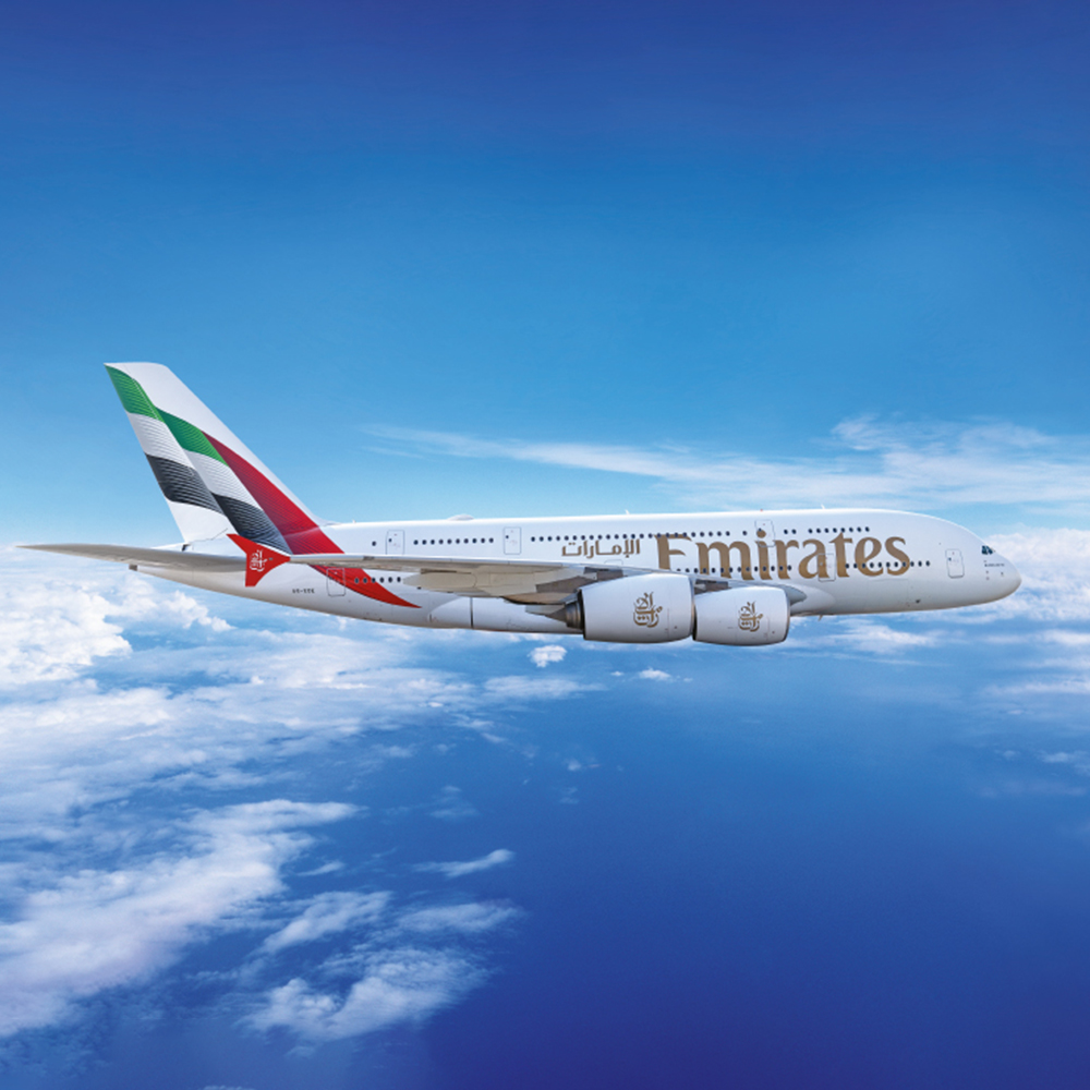 Emirates Flugzeug über den Wolken am Himmel